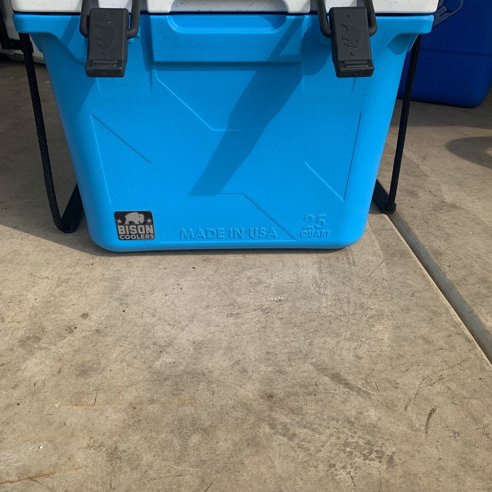 25 QT Bison Cooler - Made in USA. Great condition!